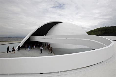 Feb 2, 2020 · I was first smitten by the great modernist architect Oscar Niemeyer, who died eight years ago at the age of 104, when I saw pictures of his Niterói Contemporary Art Museum in Rio de Janeiro ... 
